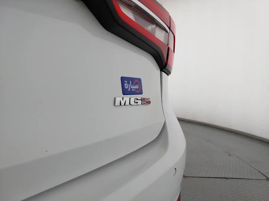 ام جي 5 LUX 2023 
