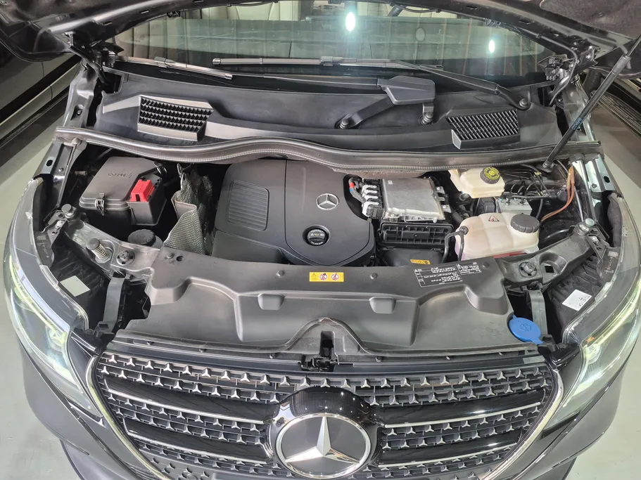 2025 Mercedes V300  