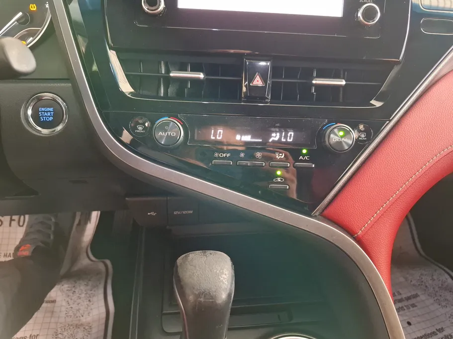 2022 Toyota Camry  SE V6 