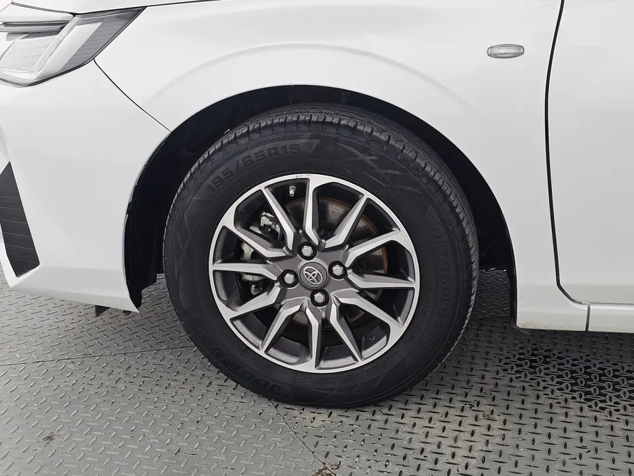 2024 Toyota Yaris  Y 