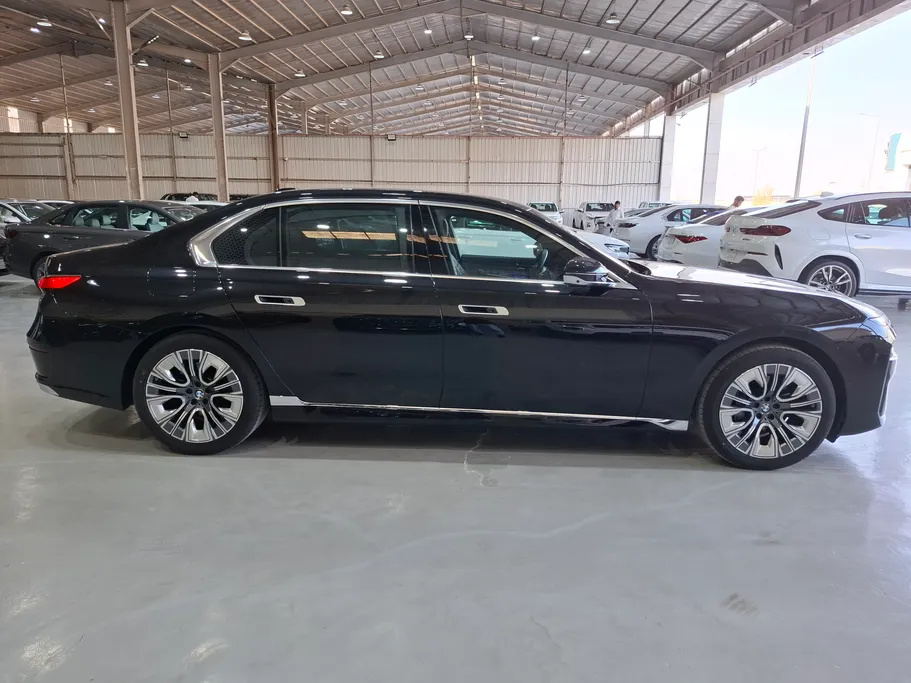 بي ام دبليو الفئة السابعة 735i 2024 
