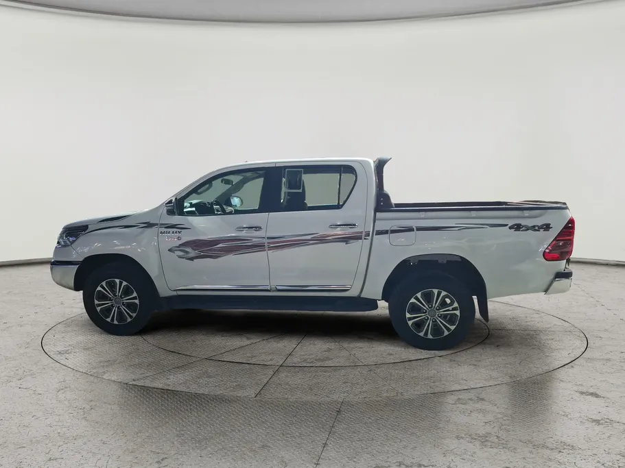 2023 Toyota Hilux SR5 