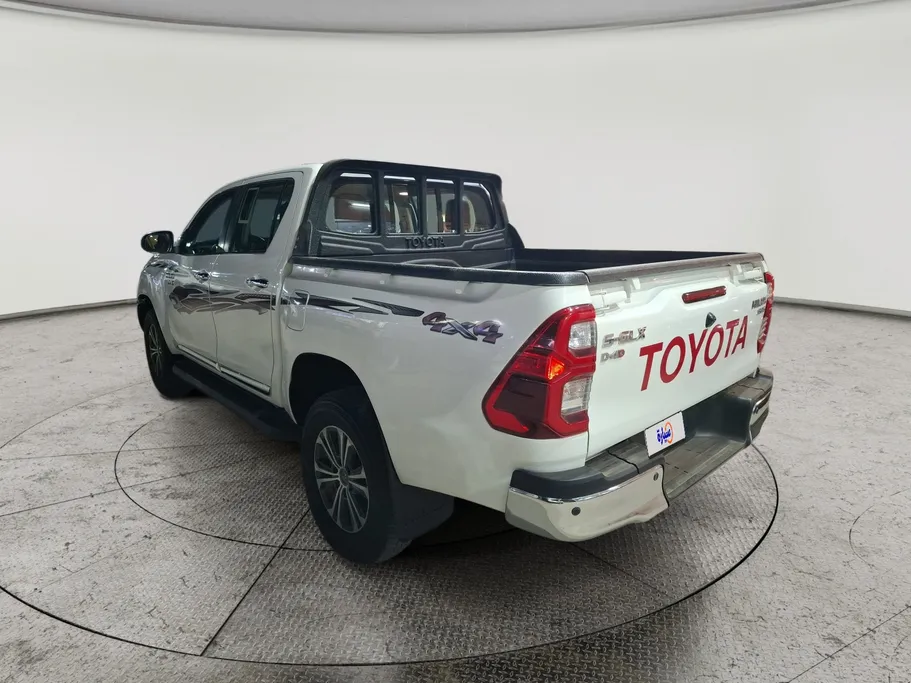 2023 Toyota Hilux SR5 