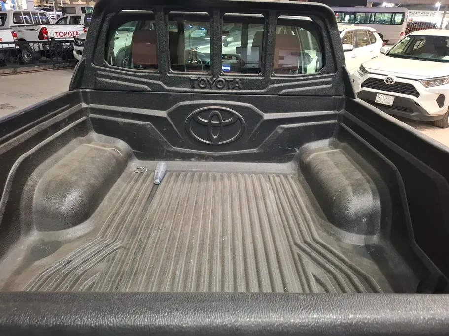 2023 Toyota Hilux SR5 
