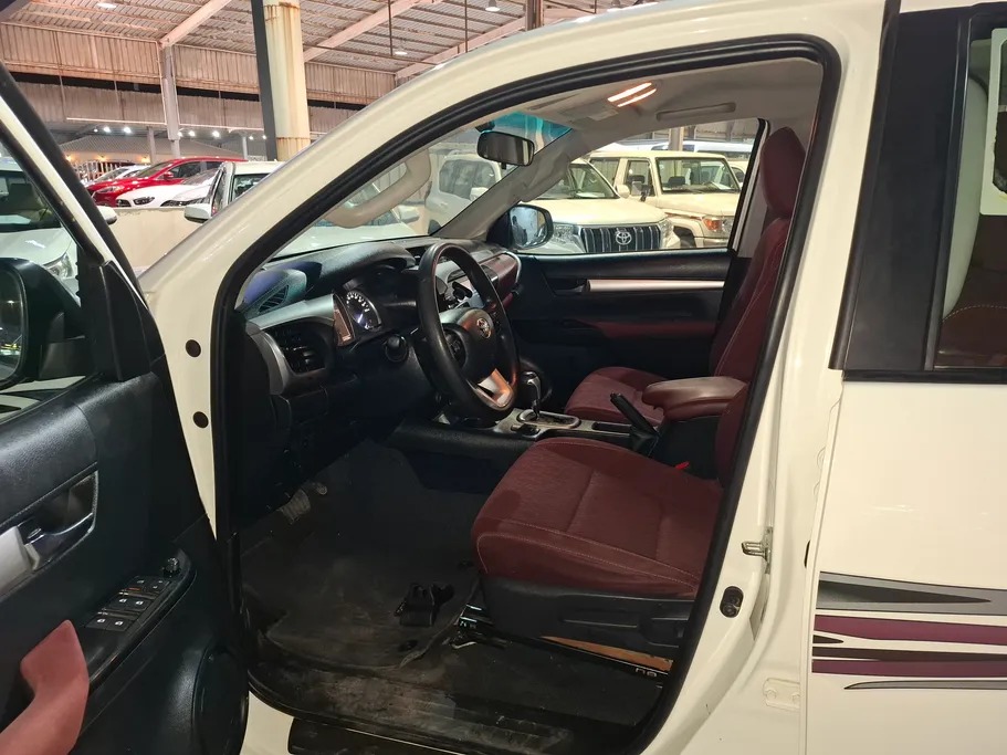 2023 Toyota Hilux SR5 