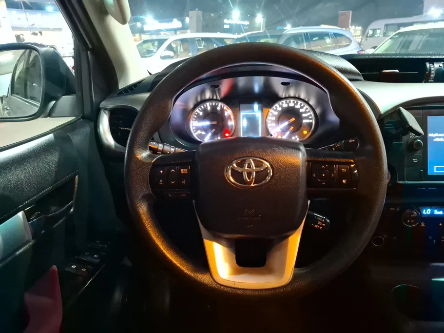 2023 Toyota Hilux SR5 