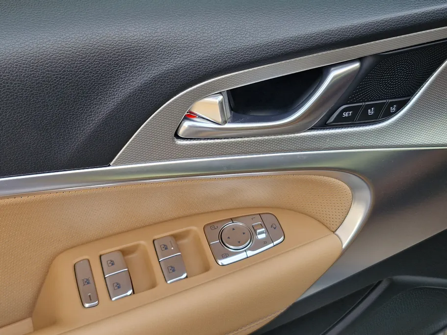 2025 Genesis G70 Prestige 