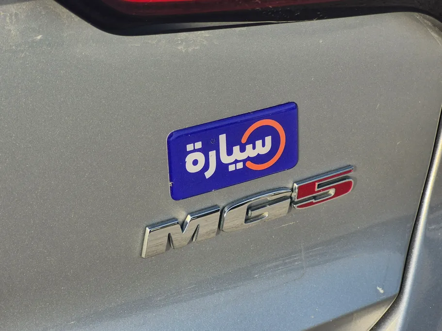 ام جي 5 LUX 2022 