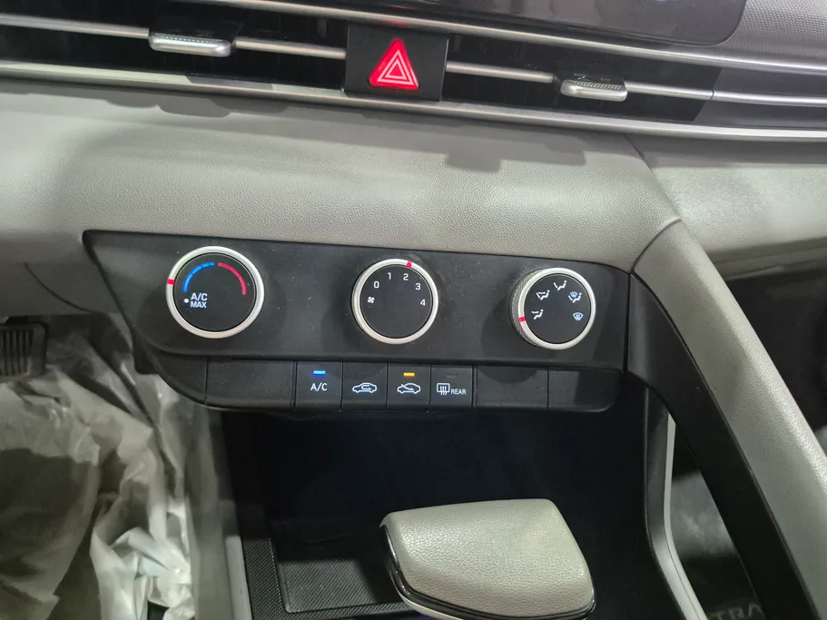 2024 Hyundai Elantra Smart 