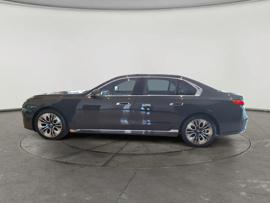 بي ام دبليو الفئة السابعة 735i 2023 