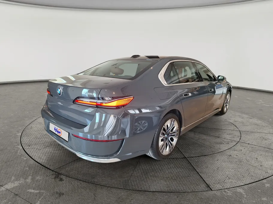 بي ام دبليو الفئة السابعة 735i 2023 