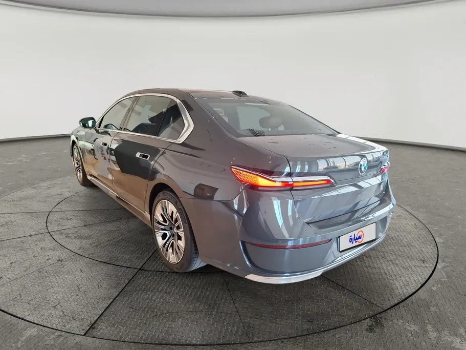 بي ام دبليو الفئة السابعة 735i 2023 