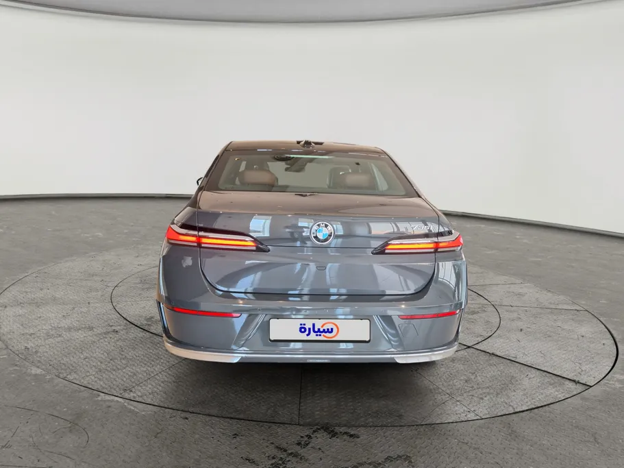 بي ام دبليو الفئة السابعة 735i 2023 