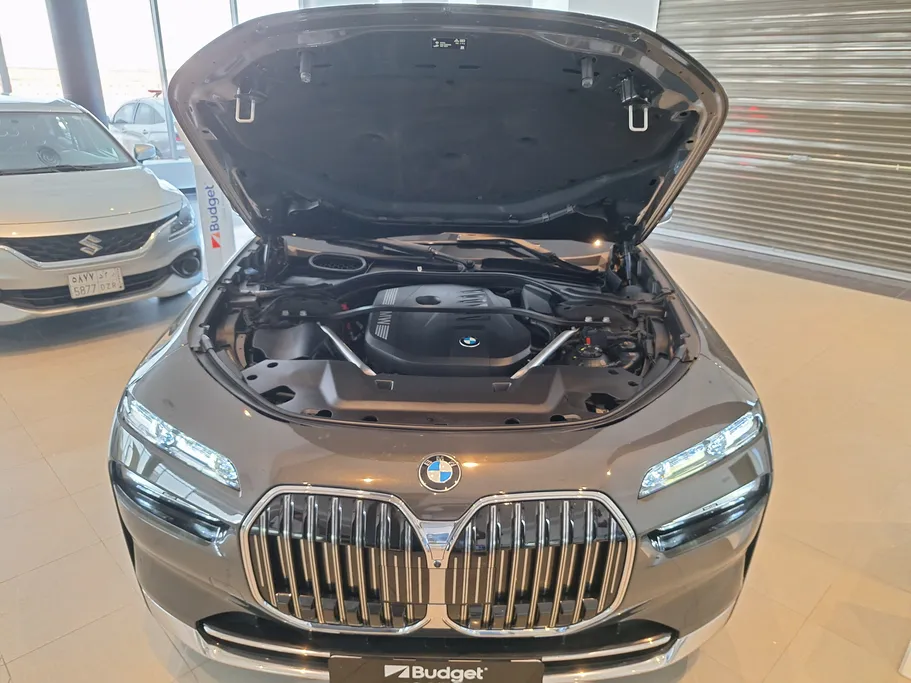 بي ام دبليو الفئة السابعة 735i 2023 