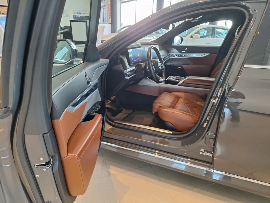 بي ام دبليو الفئة السابعة 735i 2023 