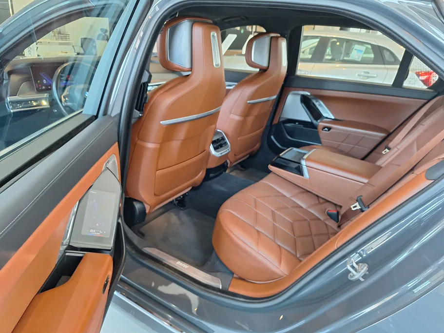 بي ام دبليو الفئة السابعة 735i 2023 