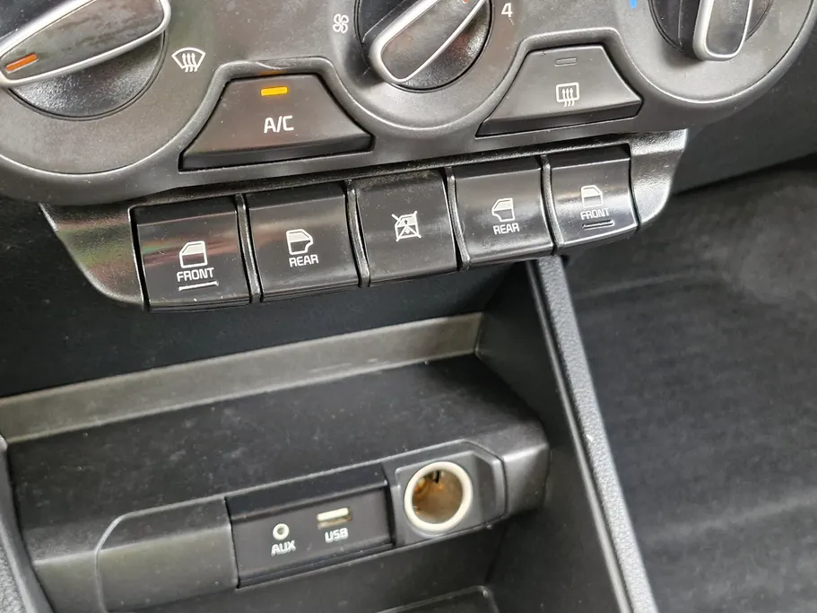 2022 Kia Pegas LX 