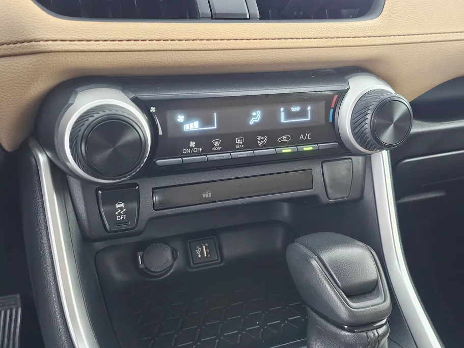 2023 تويوتا RAV4 LE 