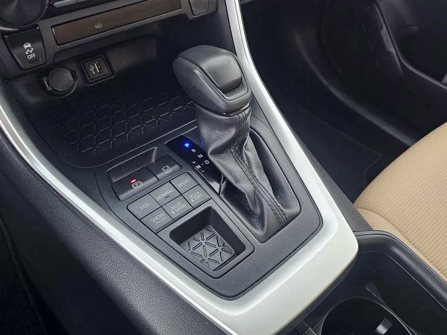 2023 تويوتا RAV4 LE 