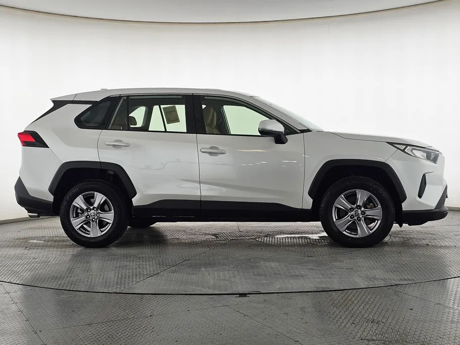 2023 تويوتا RAV4 LE 