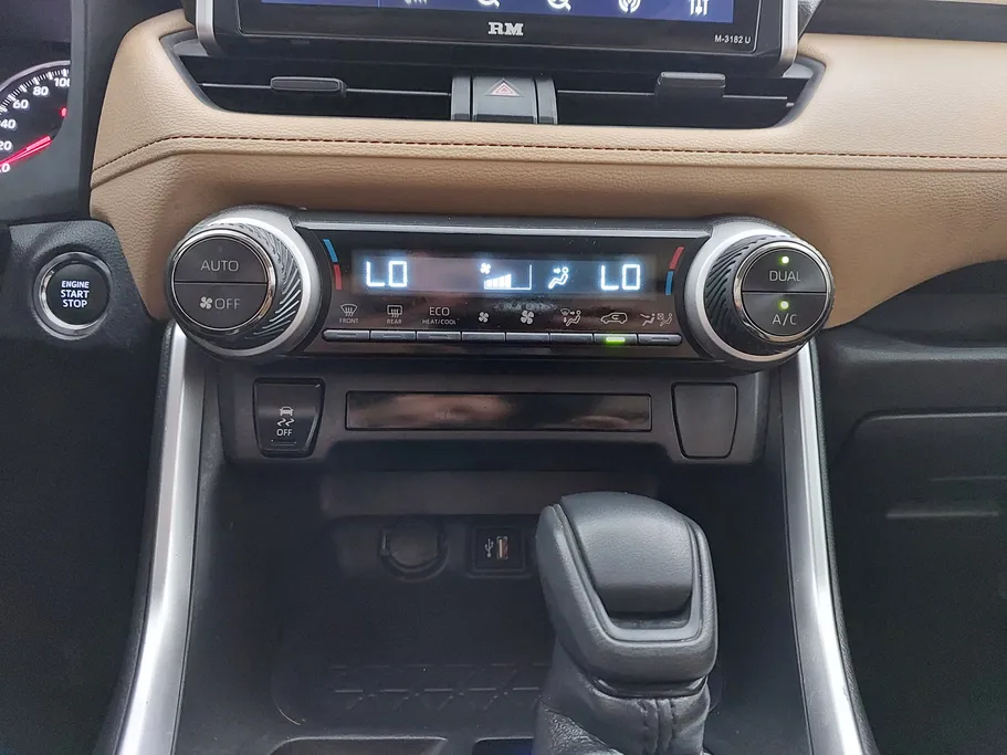 2024 تويوتا RAV4 XLE 