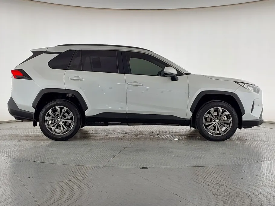 2024 تويوتا RAV4 XLE 