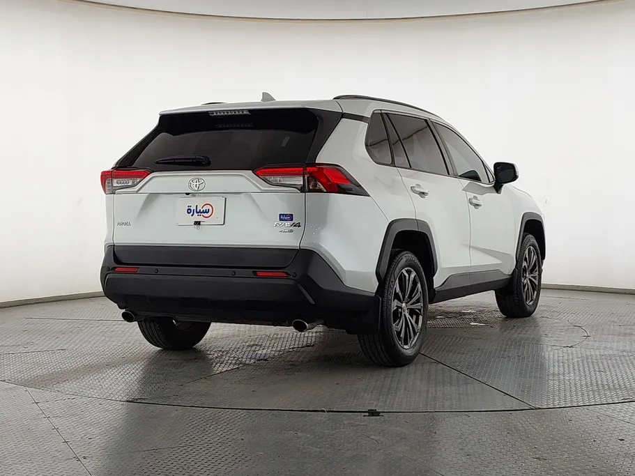 2024 تويوتا RAV4 XLE 