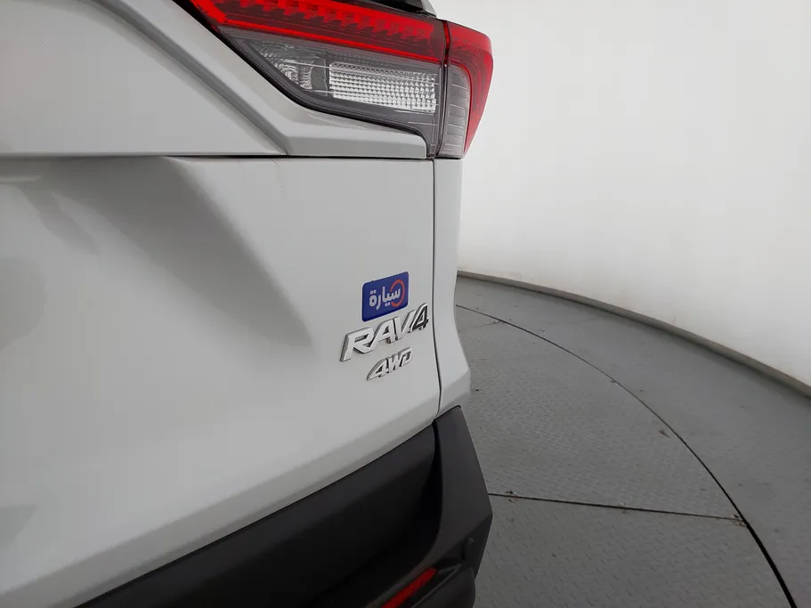 2024 تويوتا RAV4 XLE 