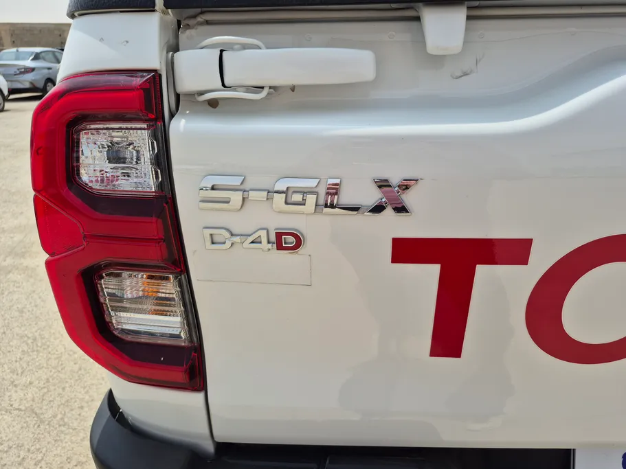 تويوتا هايلكس SGLX 4X4 MT DSL 2024 