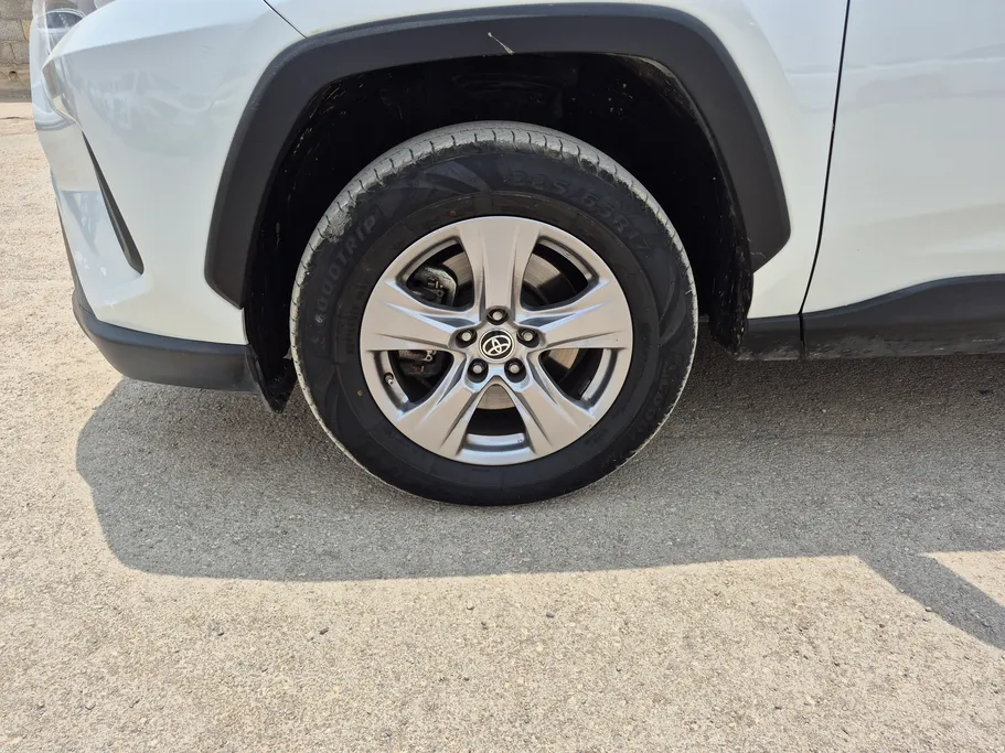 2023 تويوتا RAV4 LE 