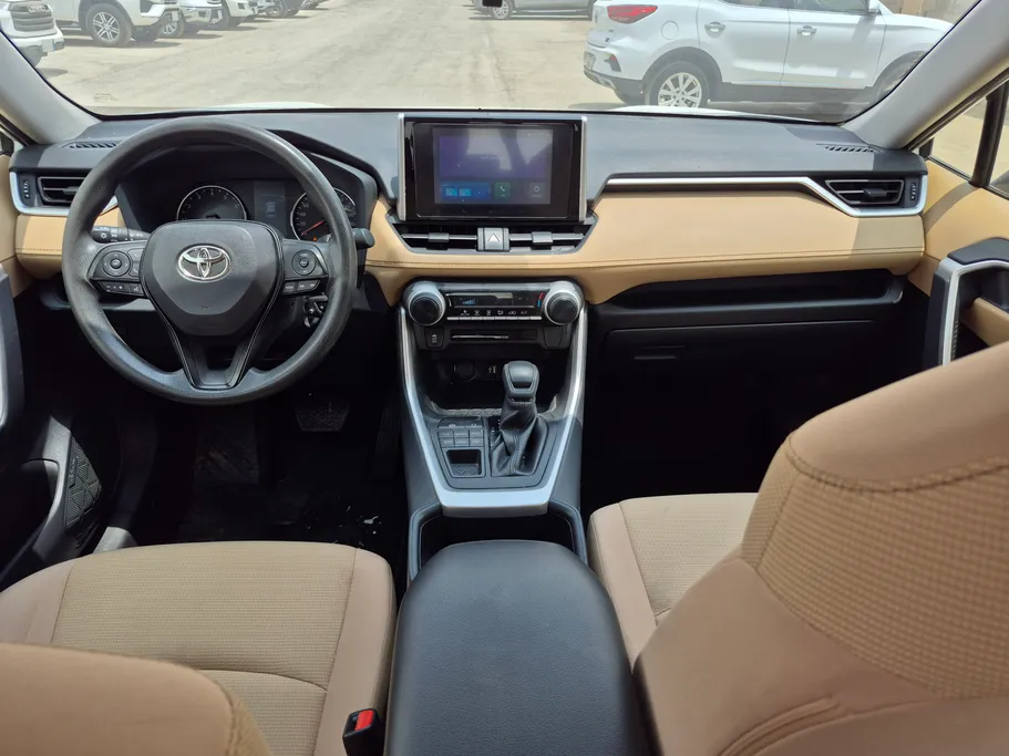 2023 تويوتا RAV4 LE 
