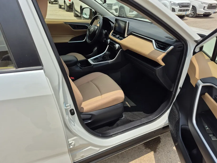 2023 تويوتا RAV4 LE 