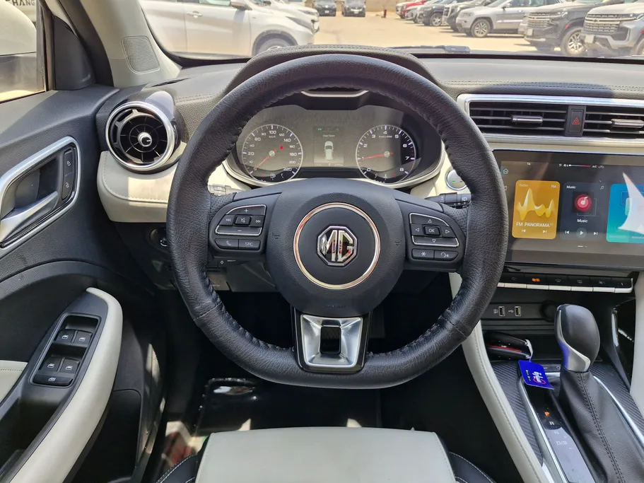 2025 MG ZS LUX 