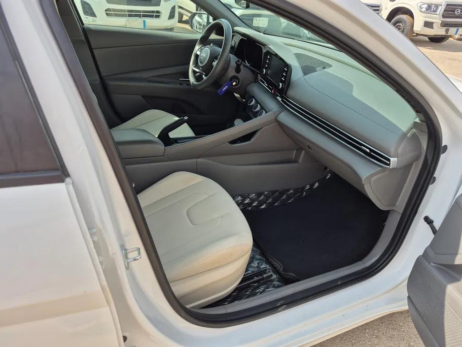 2023 Hyundai Elantra Smart 
