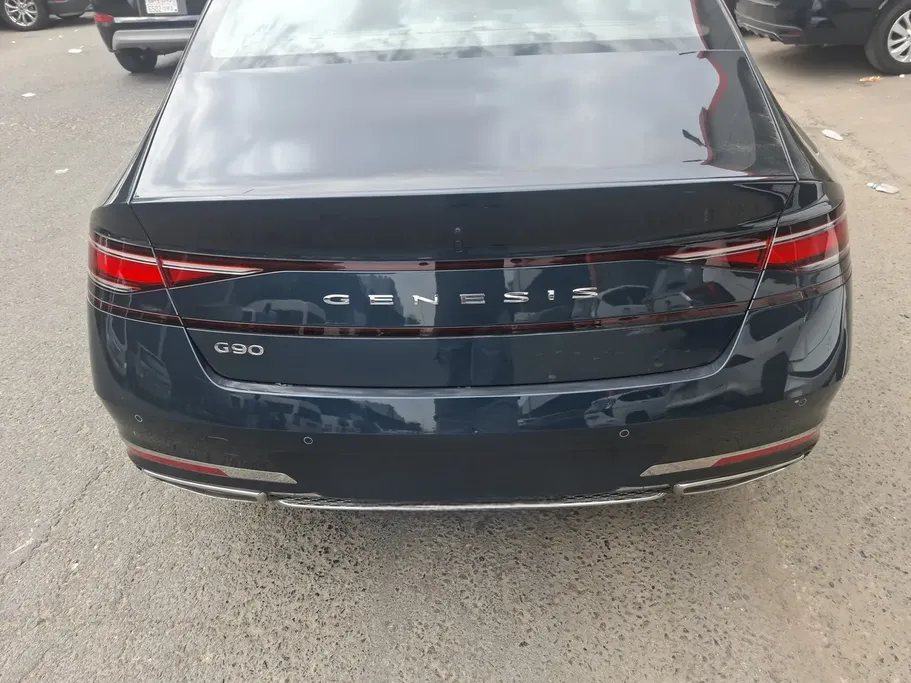 2025 Genesis G90 Platinum 