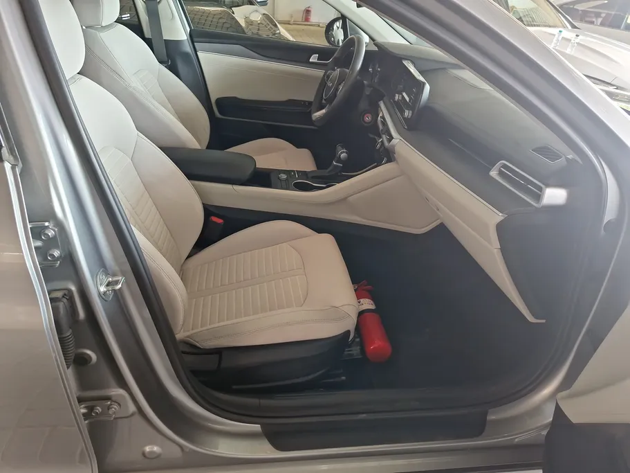 2023 Kia K5 GL 