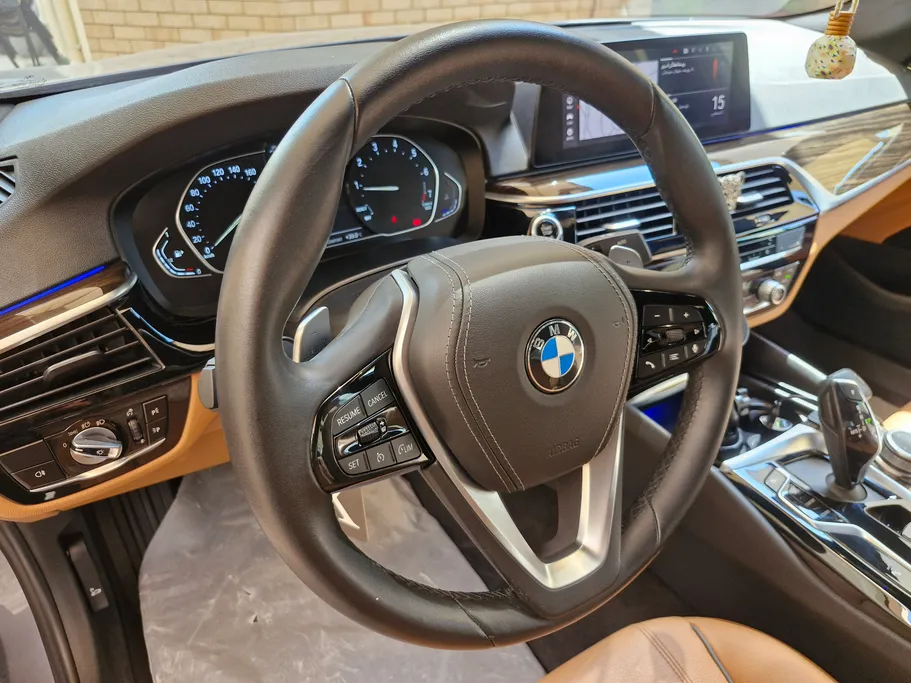 بي ام دبليو الفئة الخامسة 520i 2021 