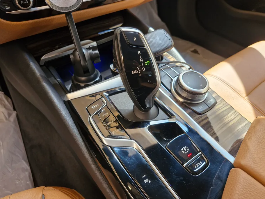 بي ام دبليو الفئة الخامسة 520i 2021 