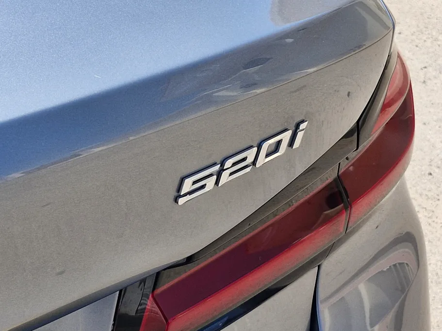 بي ام دبليو الفئة الخامسة 520i 2021 