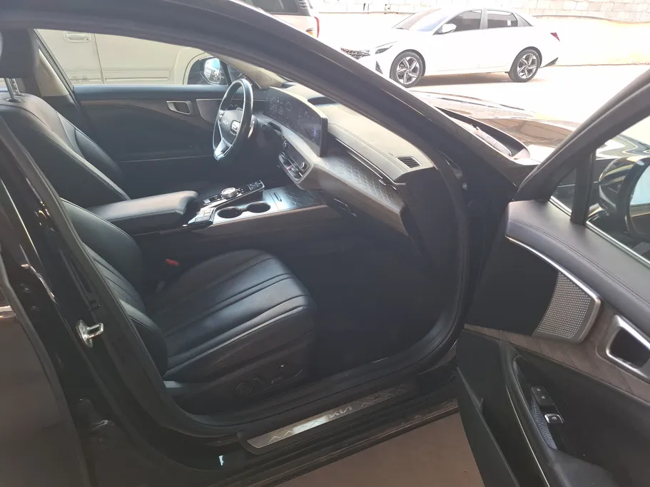2022 Kia K8 LX 