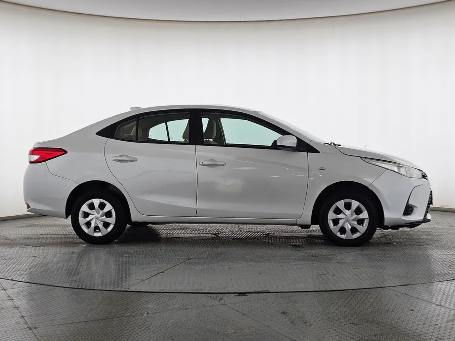 2022 Toyota Yaris  Y 