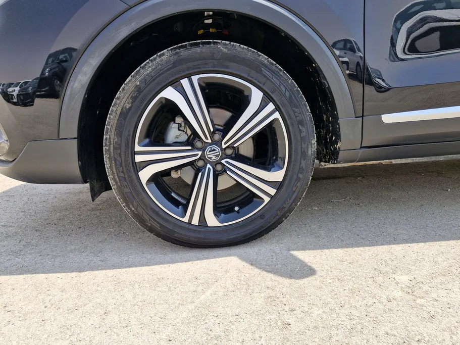 2024 MG ZS LUX 