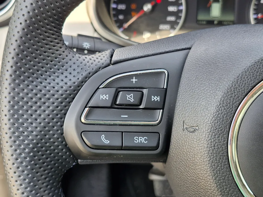 2024 MG ZS LUX 