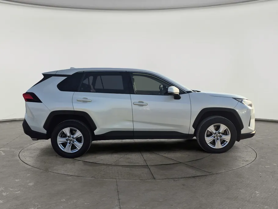 2021 تويوتا RAV4 LE 