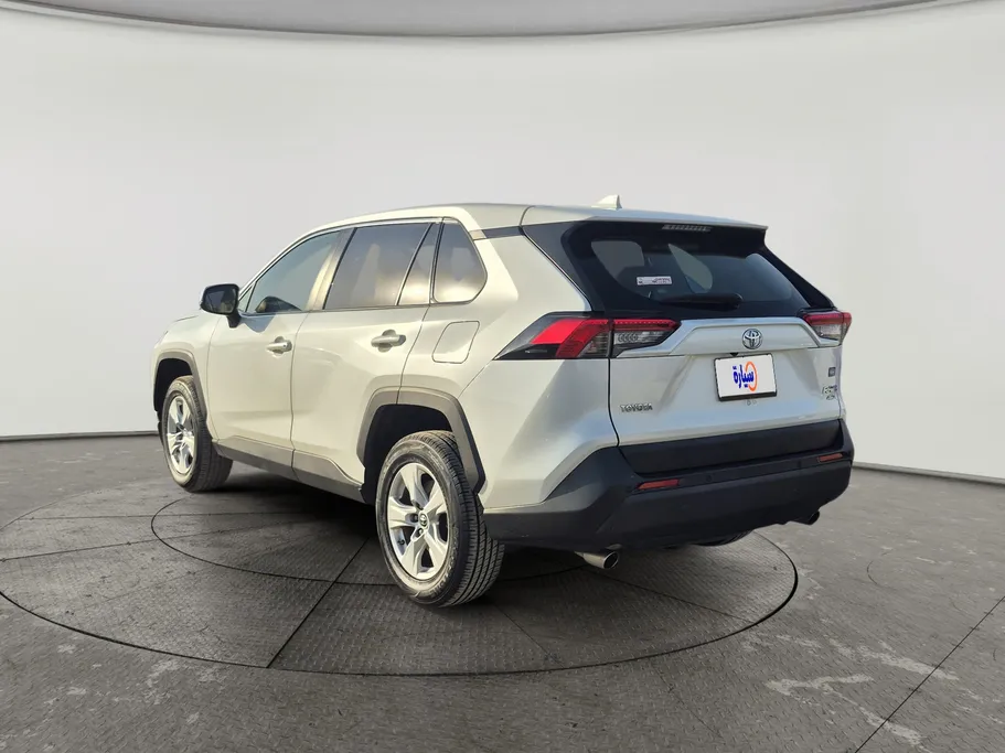 2021 تويوتا RAV4 LE 