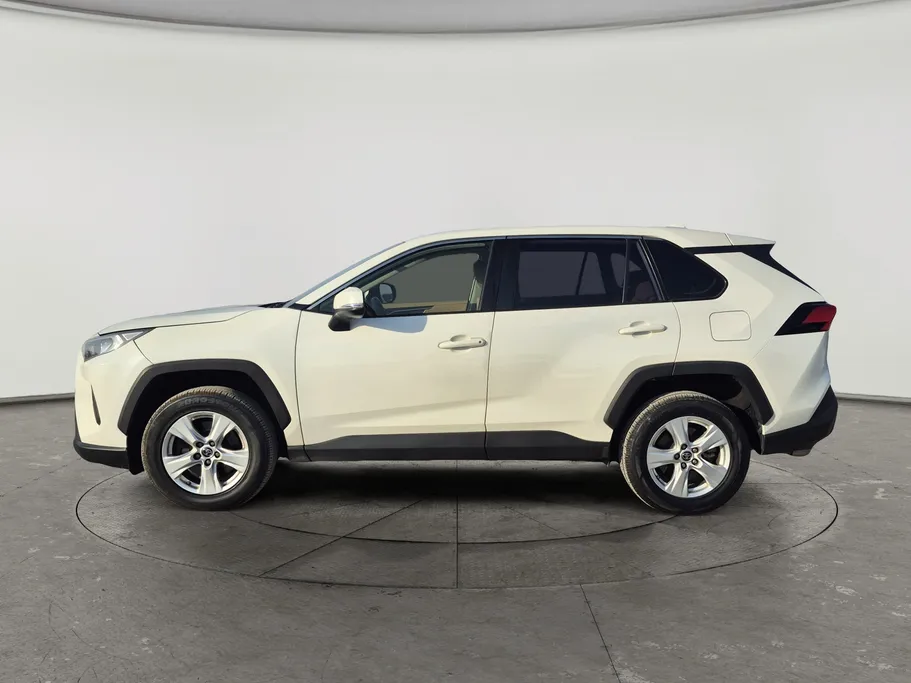 2021 تويوتا RAV4 LE 