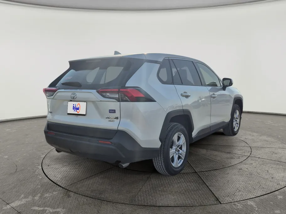 2021 تويوتا RAV4 LE 