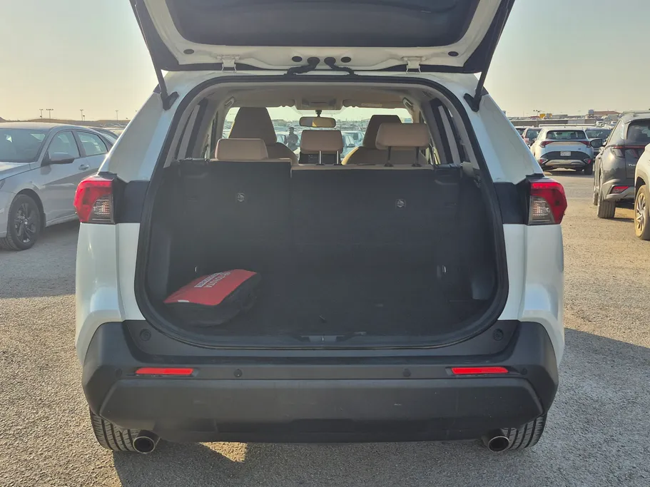 2021 تويوتا RAV4 LE 