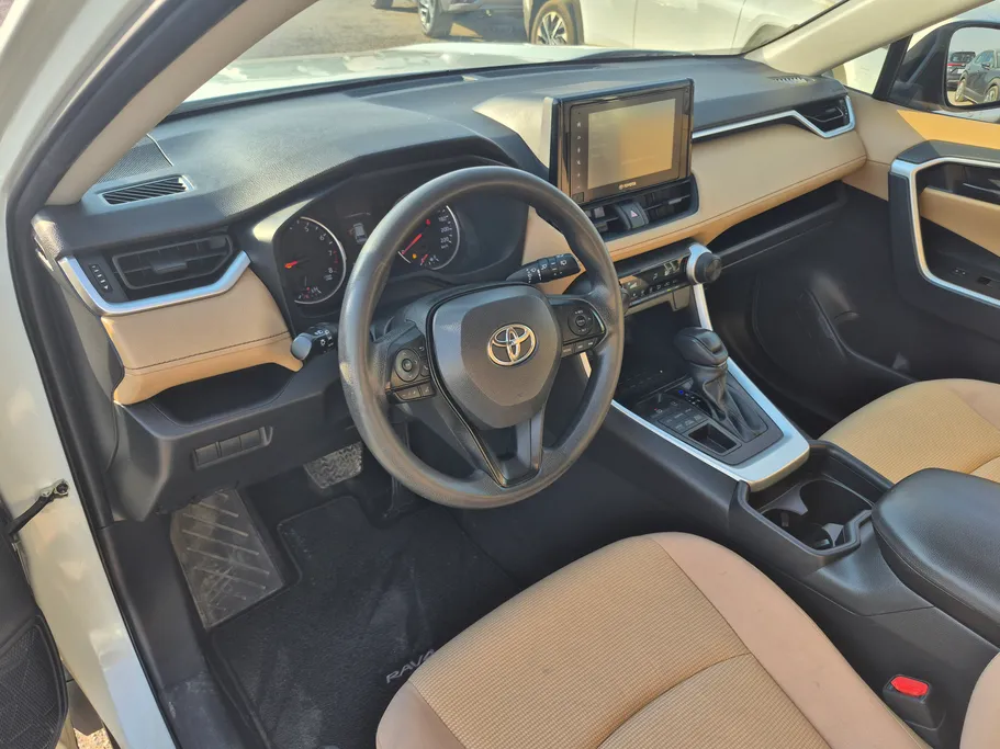 2021 تويوتا RAV4 LE 