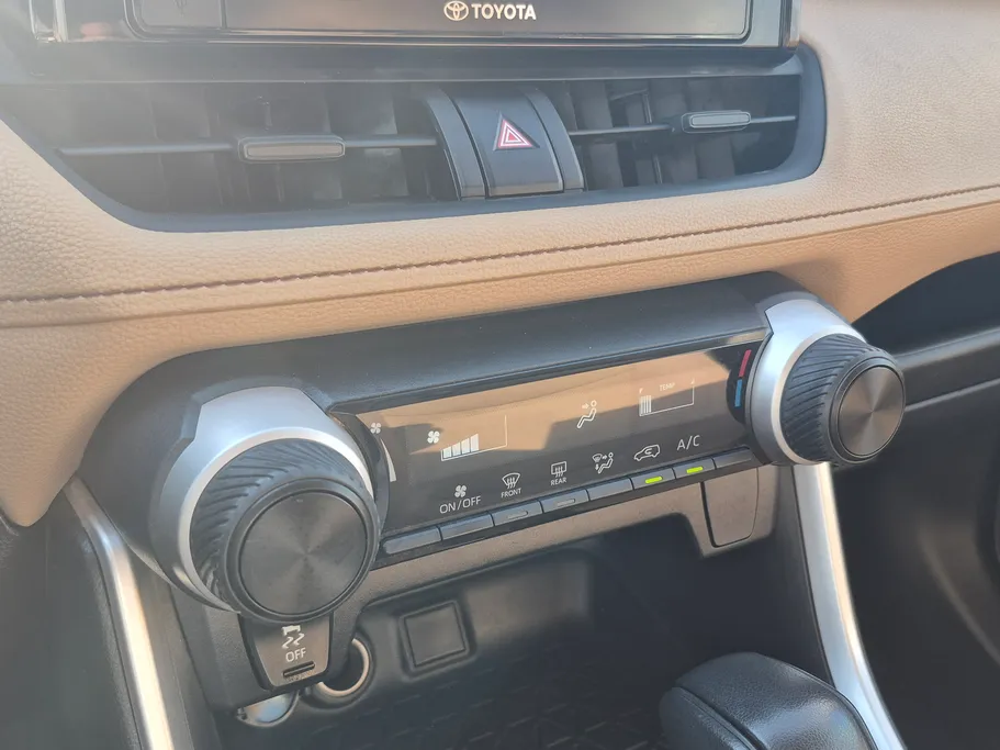 2021 تويوتا RAV4 LE 